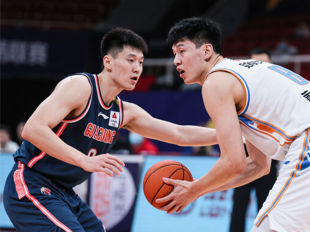 以季后赛对决为例，胡金秋在与新疆队的一场